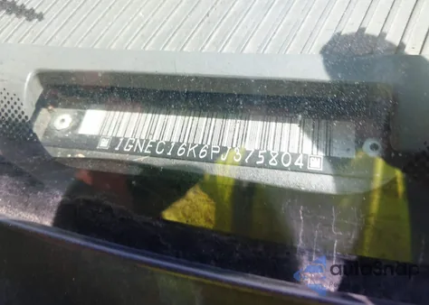 1993 Chevrolet Suburban C1500 z USA, uszkodzony, nr VIN 1GNEC16K6PJ375804